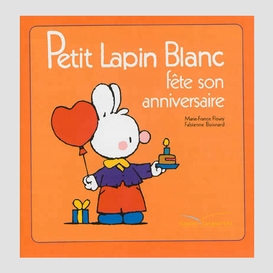 Petit lapin blanc fete son anniversaire