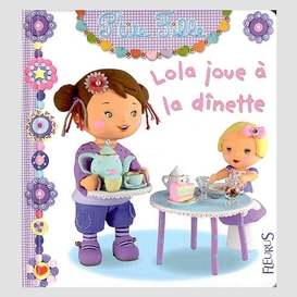 Lola joue a la dinette