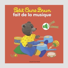 Petit ours brun fait de la musique