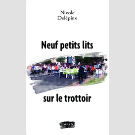 Neuf petits lits sur le trottoir