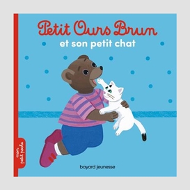 Petit ours brun s'amuse avec son chat