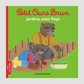 Petit ours brun jardine avec papi