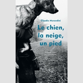 Le chien, la neige, un pied