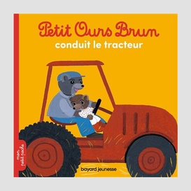 Petit ours brun conduit le tracteur